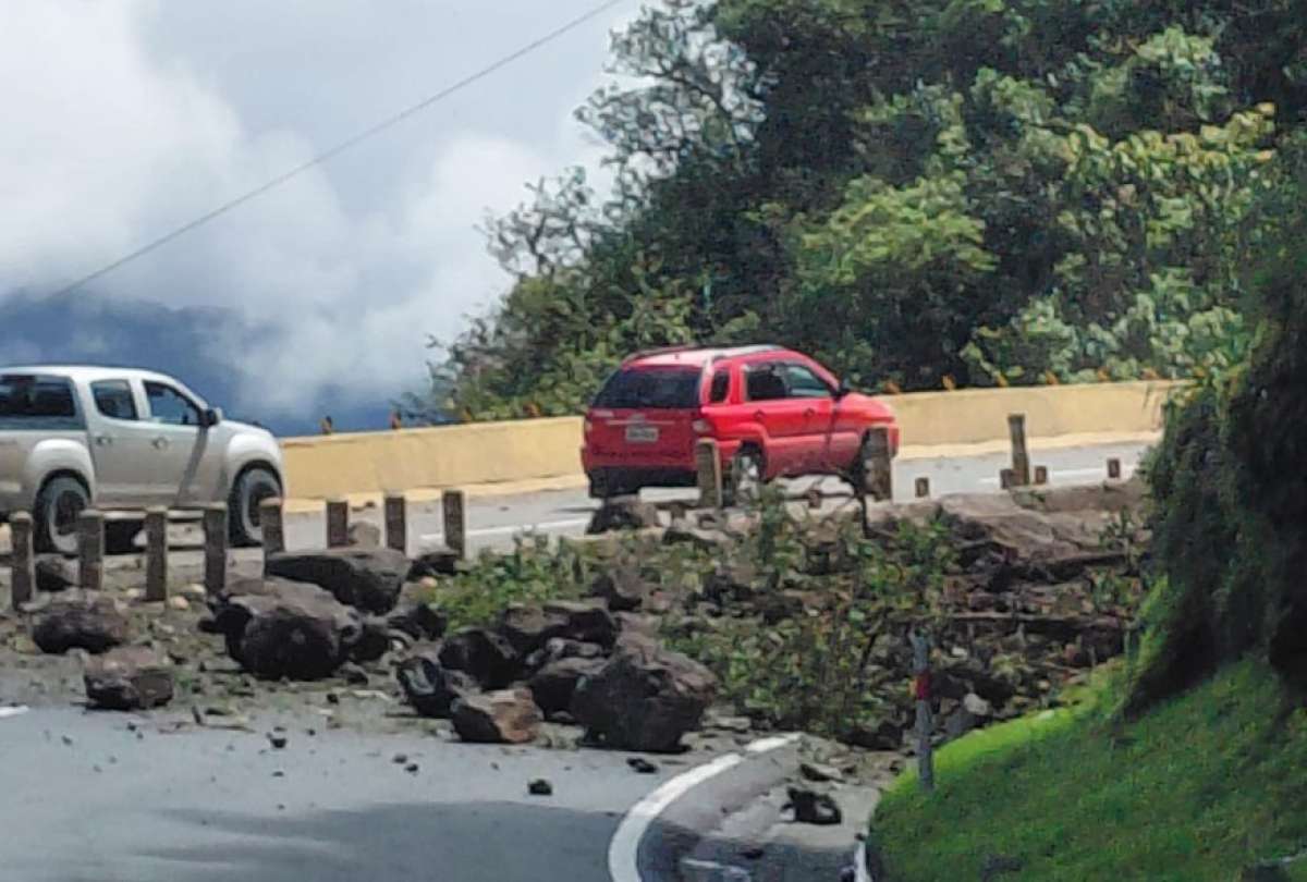 Deslizamiento en el km 28 de la Al&oacute;ag - Santo Domingo obliga a cerrar un carril