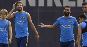Arda Turan (d.) junto al defensa central Gerard Piqu&eacute; (i.) durante una de las primeras pr&aacute;cticas con el FC Barcelona, antes de iniciar la Liga Espa&ntilde;ola. Foto: AFP
