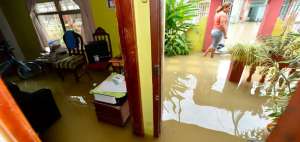 En el barrio Bellavista del cant&oacute;n Milagro, el agua ingres&oacute; a las casas tras el desbordamiento del r&iacute;o del mismo nombre y por las torrenciales lluvias de las &uacute;ltimas horas.