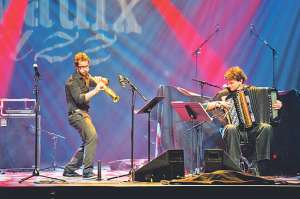 Vincent Peirani (saxo soprano) y Emile Parisien (acorde&oacute;n), integran este dueto franc&eacute;s.