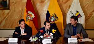 Pa&uacute;l Granda (centro) fue designado por el Presidente de la Rep&uacute;blica como su delegado ante el Consejo Directivo del IESS con el Decreto Ejecutivo 549.