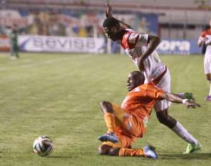 El Mushuc Runa (naranja) pelea por mantenerse en la serie A del campeonato ecuatoriano de f&uacute;tbol. Foto: API