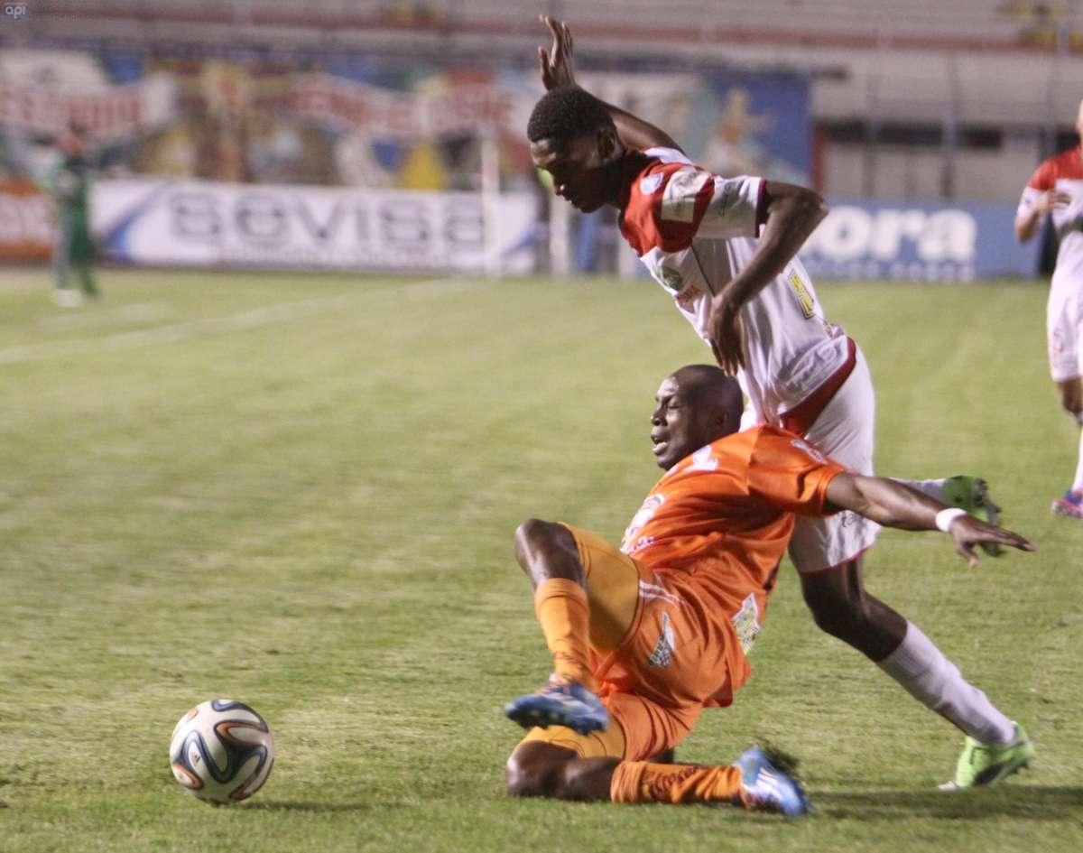 El Mushuc Runa (naranja) pelea por mantenerse en la serie A del campeonato ecuatoriano de f&uacute;tbol. Foto: API