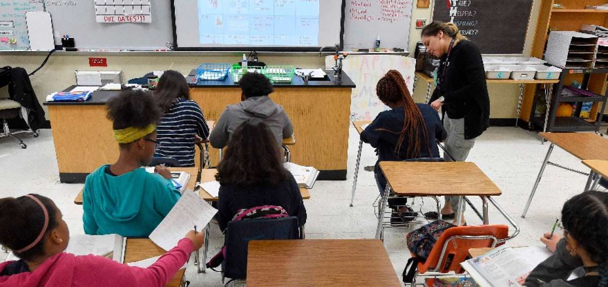 Religi&oacute;n golpea la puerta de las clases de ciencias