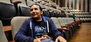 El poeta Alexis Cuzme en una de las butacas del Teatro M&eacute;xico, durante la primera jornada de la semana del rock, que este a&ntilde;o va del 24 al 29 de octubre.