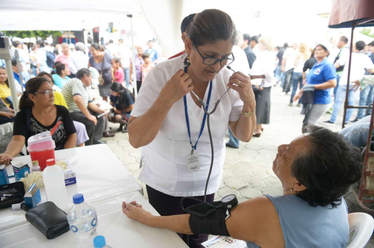 Adem&aacute;s de mejorar la alimentaci&oacute;n o ejercitarse m&aacute;s, los m&eacute;dicos recomiendan chequearse la presi&oacute;n de forma regular para prevenir los ataques cardiacos. Archivo