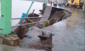 En Vinces, provincia de Los R&iacute;os, las autoridades informaron que un tramo del malec&oacute;n cedi&oacute; y cay&oacute; al r&iacute;o del mismo nombre por el temporal. FOTO: Tomado de la cuenta de Twitter @Ecu911Babahoyo