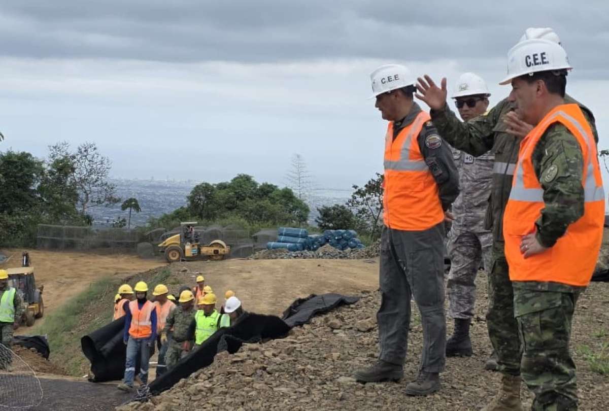Altos mandos militares supervisan avance de obra para instalar radar en Montecristi