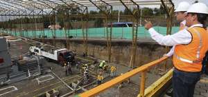 El alcalde Mauricio Rodas observa la construcci&oacute;n de la planta de separaci&oacute;n de residuos durante una visita al sitio en noviembre de 2015.