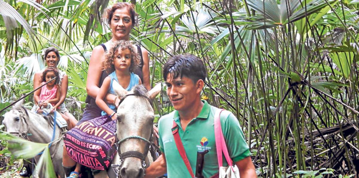 Turistas extranjeras cabalgan durante el trayecto del sendero a las piscinas, en la comuna Dos Mangas. Fotos: M&oacute;nica &Aacute;lvarez/El Tel&eacute;grafo