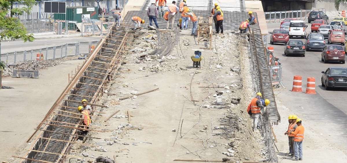 Actualmente se realizan las labores de reconstrucci&oacute;n del puente colapsado por el terremoto del pasado 30 de abril.