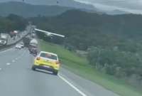Conductores captaron el aterrizaje de una avioneta en una carretera.