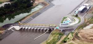 El multiprop&oacute;sito -el n&uacute;mero 14 inaugurado- tendr&aacute; una doble funci&oacute;n: controlar&aacute; el Daule en invierno e irrigar&aacute; 170 mil hect&aacute;reas de cultivos en Guayas y Los R&iacute;os. 