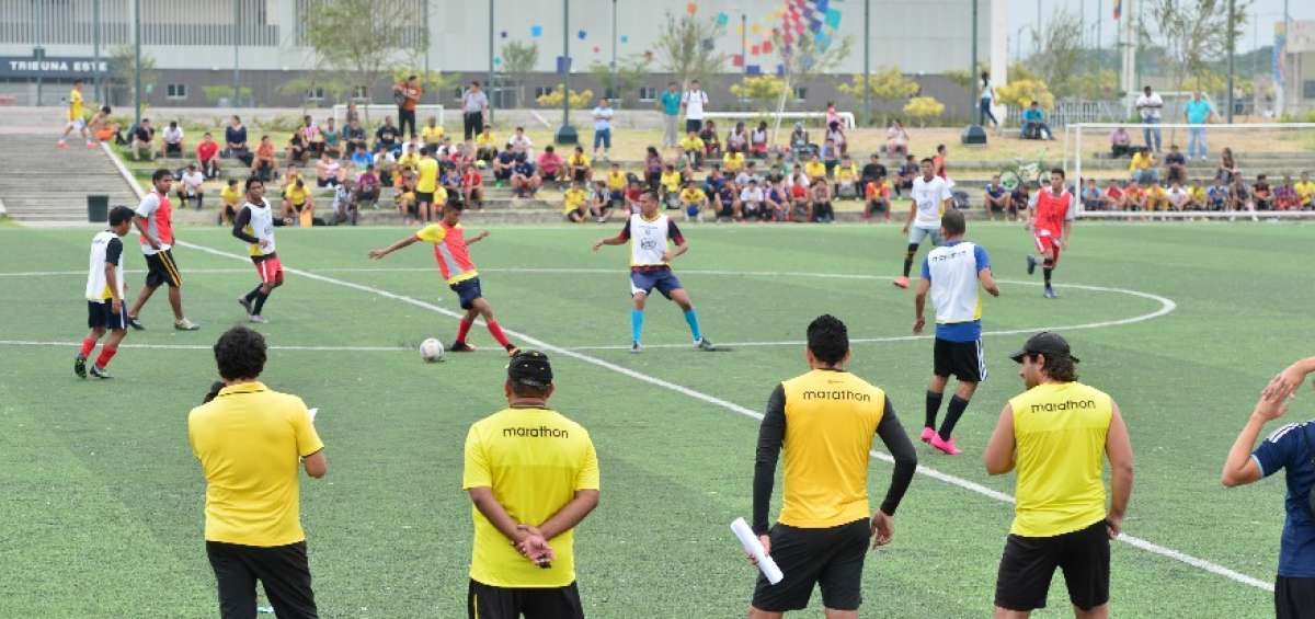 Los entrenadores observan un grupo de jugadores -ayer- en las canchas alternas en Parque Samanes.