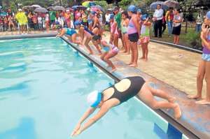 En el Centro C&iacute;vico se efectuaron pruebas finales de nataci&oacute;n, estilo libre, para la clausura. Foto: Cortes&iacute;a