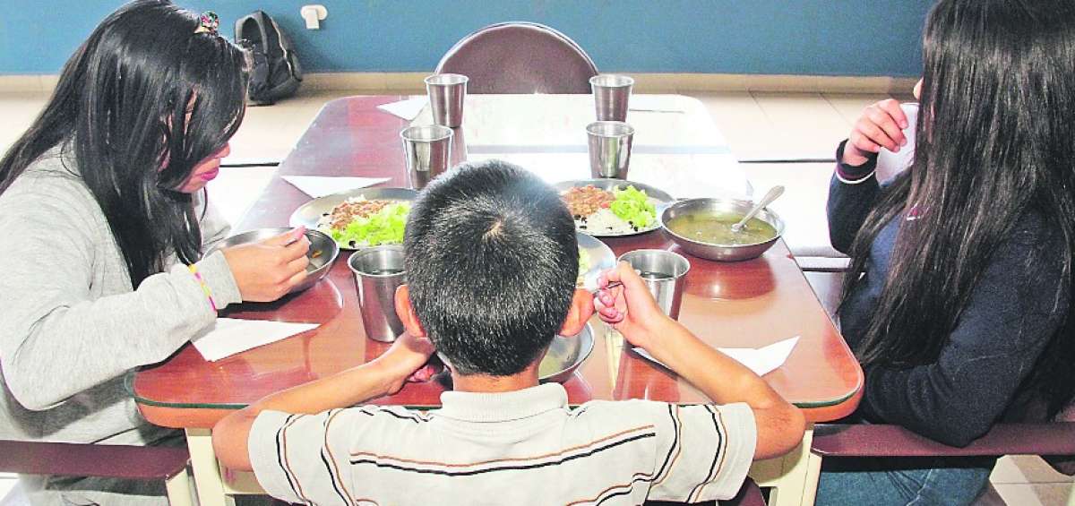 Ni&ntilde;os y ancianos acuden al comedor que est&aacute; situado en la Unidad Educativa Particular Borja.