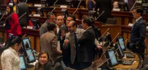 Incesantes di&aacute;logos mantuvieron los legisladores de las diferentes bancadas previo a la votaci&oacute;n del proyecto de Ley Econ&oacute;mica.