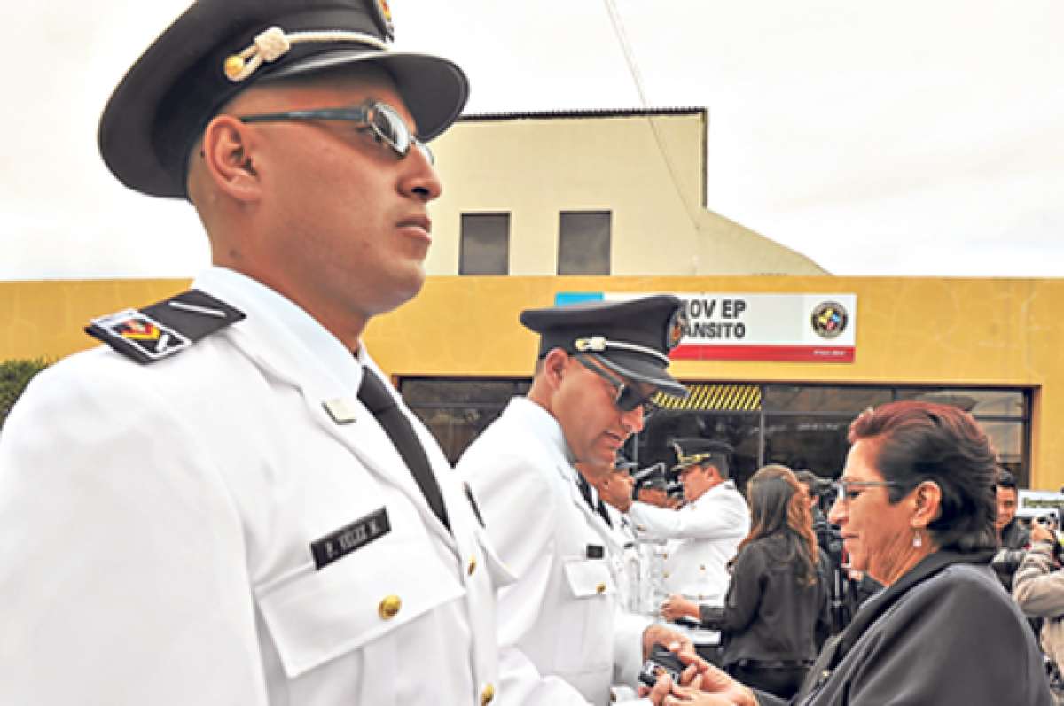 Los nuevos agentes de tr&aacute;nsito que se graduaron ayer fueron felicitados por sus padres, durante el acto. Foto: Jos&eacute; Luis Llivisaca / El Tel&eacute;grafo
