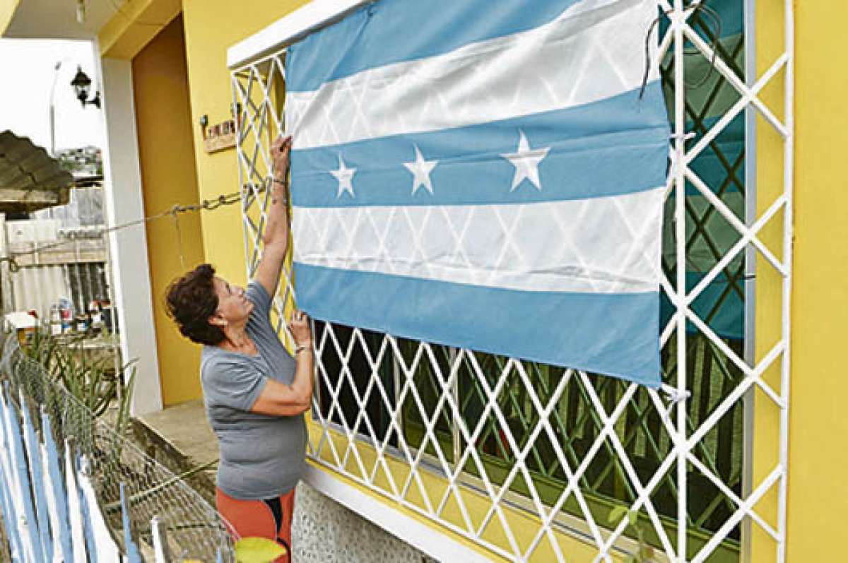 Carmen Laz, en la cooperativa Ebenezer, arregla su casa con los colores de Guayaquil, cada a&ntilde;o desde los primeros d&iacute;as de julio y octubre.