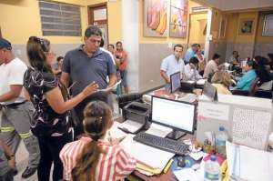 Dependientes de la Notar&iacute;a Trig&eacute;sima de Guayaquil atienden al p&uacute;blico. Foto: Karly Torres / El Tel&eacute;grafo