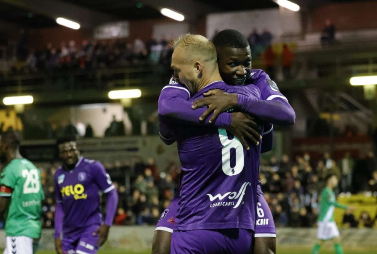 El ecuatoriano Mois&eacute;s Caicedo (der.) marc&oacute; su primer gol con el Beerschot 