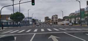 En la avenida Quito es notoria la reducci&oacute;n de tr&aacute;fico cuando se aproxima la hora del toque de queda.