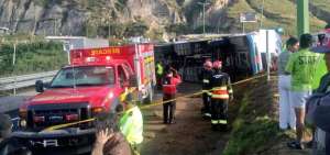 Elementos de la Polic&iacute;a Nacional, Bomberos y Cruz Roja Ecuatoriana  trabajaron en el rescate de los heridos y el despeje de la zona del accidente.