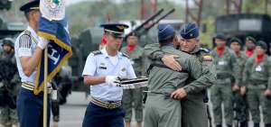 El nuevo comandante operativo de la FAE, brigadier general Mauricio Campozano, se abraza con el jefe saliente, brigadier general Patricio Mora.