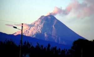 La altura de la expulsi&oacute;n de ceniza del Cotopaxi no supera los 500 metros desde esta ma&ntilde;ana. Foto: Tomada de @Seguridad_Ec