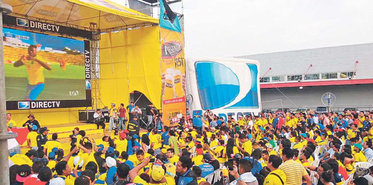 Hinchas de Emelec y Barcelona se confundieron durante la transmisi&oacute;n entre del partido Ecuador-Uruguay. Foto: Cortes&iacute;a / FACSO