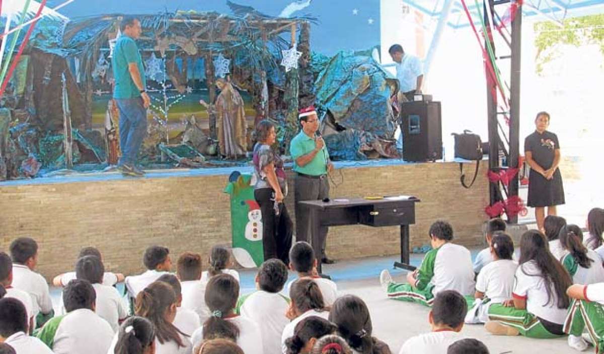 Esta semana inici&oacute; la novena previo a la celebraci&oacute;n de Navidad en el colegio Juan Montalvo. Foto: Maribel Salmer&oacute;n / UE. Juan Montalvo