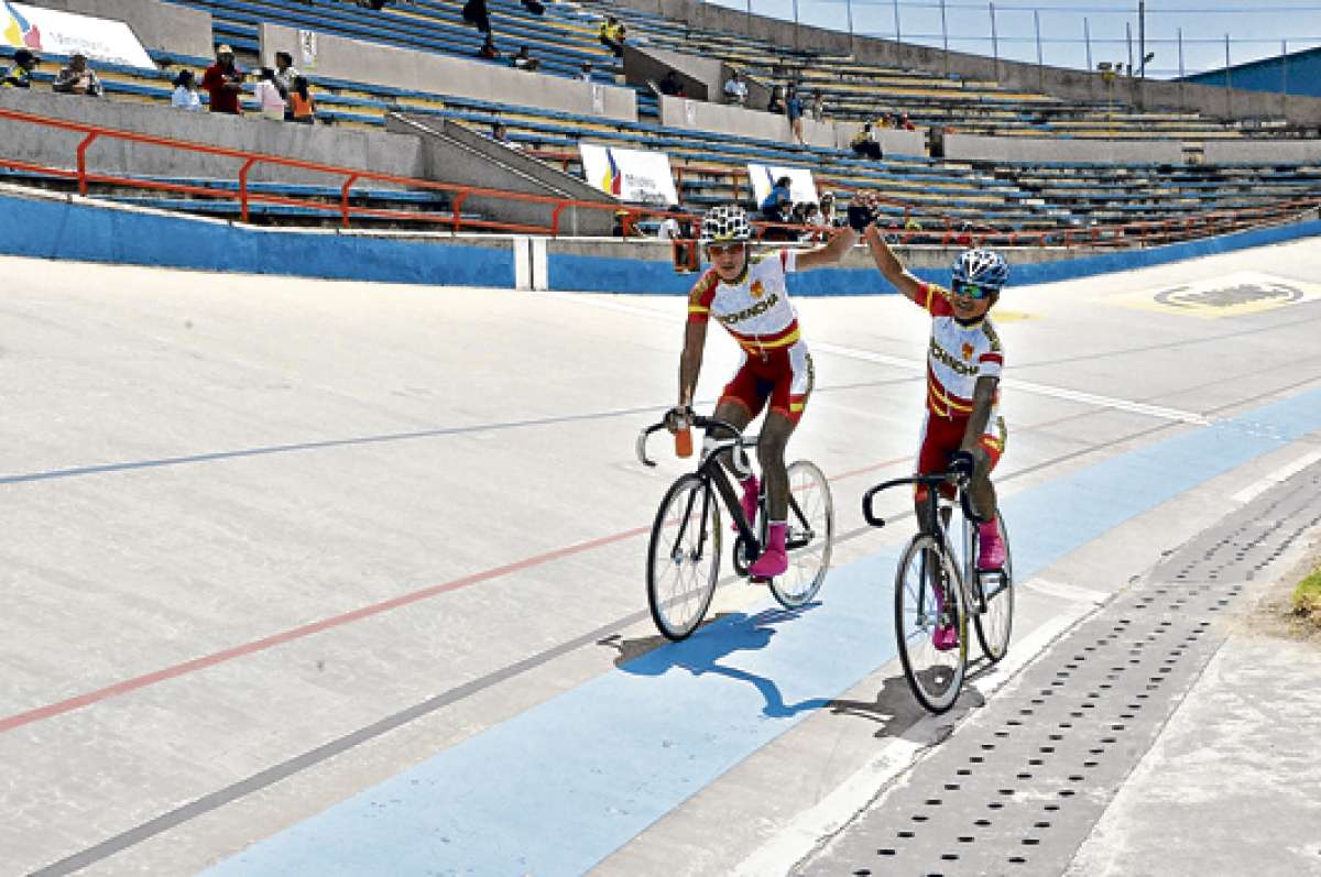 Los deportistas pichinchanos se felicitan por imponerse en relevo masculino, durante la tercera jornada de pruebas en los Juegos Nacionales. Foto: Cortes&iacute;a.