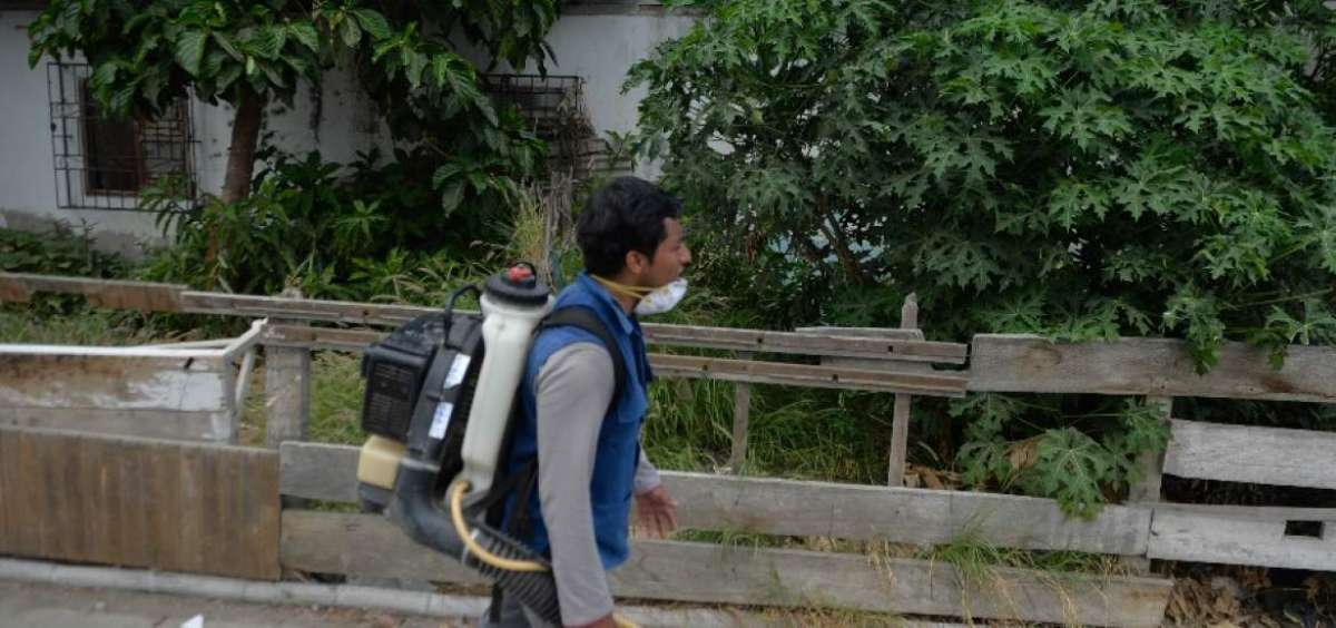 En Manta, donde se registr&oacute; el caso, se realiz&oacute; un cerco epidemiol&oacute;gico con fumigaciones. Los moradores de Manta toman medidas de prevenci&oacute;n. 