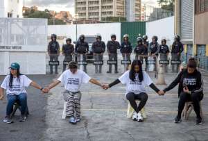 Familiares y activistas siguen atentos a las excarcelaciones anunciadas por el Gobierno venezolano.