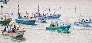 En lanchas los pescadores artesanales de Jaramij&oacute; y San Mateo protagonizaron una procesi&oacute;n marina en honor al Se&ntilde;or de los Milagros y la Madre del Mar, im&aacute;genes que veneran desde tiempos remotos.