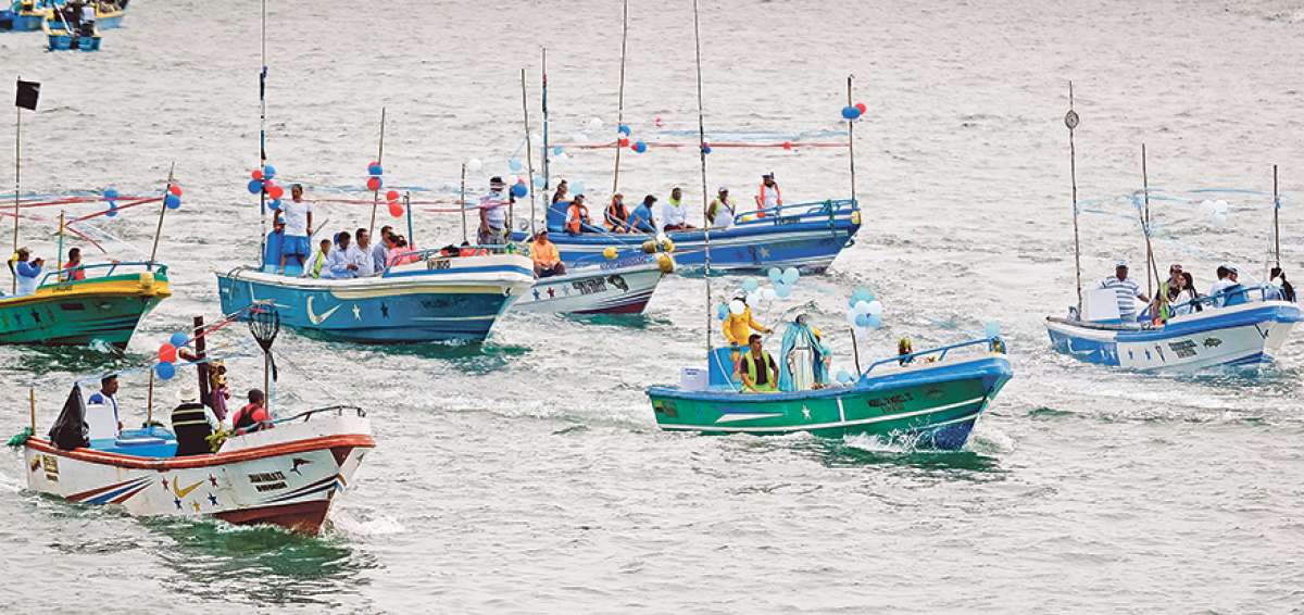 En lanchas los pescadores artesanales de Jaramij&oacute; y San Mateo protagonizaron una procesi&oacute;n marina en honor al Se&ntilde;or de los Milagros y la Madre del Mar, im&aacute;genes que veneran desde tiempos remotos.