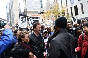 Manifestantes contra ataque policial apoyan a Tarantino
