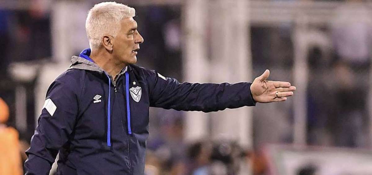 De Felippe renunci&oacute; a la direcci&oacute;n t&eacute;cnica de V&eacute;lez tras incidente con hincha