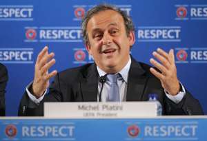 Platini y la UEFA est&aacute;n a la espera de acontecimientos en la FIFA