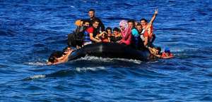  Los guardacostas rescataron a 68 personas, mientras que otras 29 lograron llegar a la playa a nado. Foto: Twitter @ekathimerini