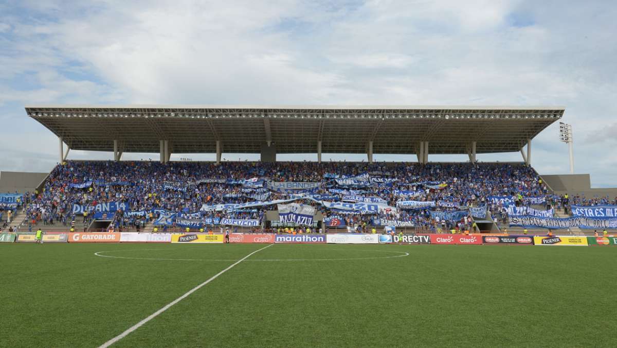 Hinchas de Emelec no dejaron de alentar a su equipo durante el partido. Foto: Jos&eacute; Mor&aacute;n / El Tel&eacute;grafo.