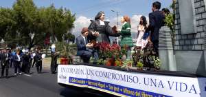 A lo largo del desfile, los estudiantes llevaron pancartas con hitos importantes de la vida de su fundador, San Juan Bautista de La Salle.