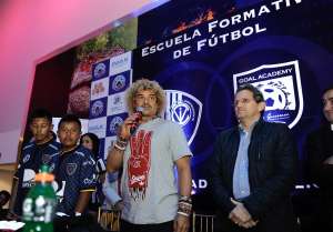 Carlos pibe Valderrama (c.) estuvo presente en el evento del club de Sangolqu&iacute;. Foto: &Aacute;lvaro P&eacute;rez/El Tel&eacute;grafo