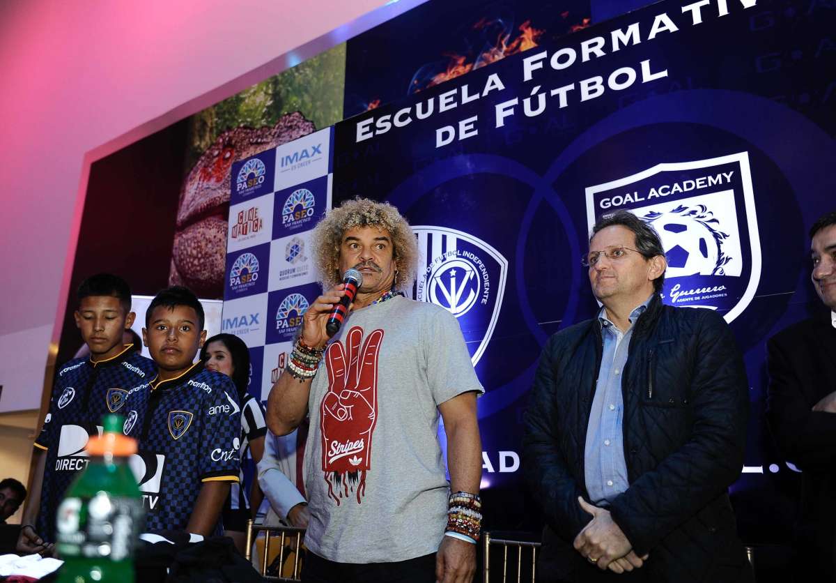 Carlos pibe Valderrama (c.) estuvo presente en el evento del club de Sangolqu&iacute;. Foto: &Aacute;lvaro P&eacute;rez/El Tel&eacute;grafo