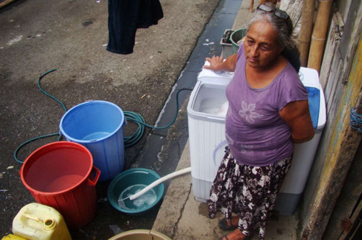En la zona de Los Helechos, en Dur&aacute;n, no tienen agua y deben contratar tanqueros. Foto: Cortes&iacute;a | Banco del Estado.
