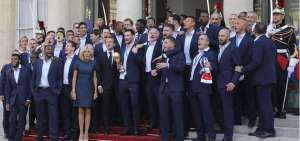 Los campeones del mundo de f&uacute;tbol desfilan por Paris en un multitudinario carnaval