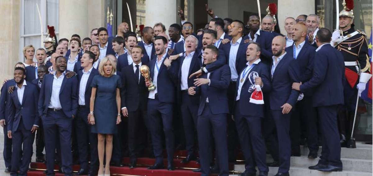 Los campeones del mundo de f&uacute;tbol desfilan por Paris en un multitudinario carnaval
