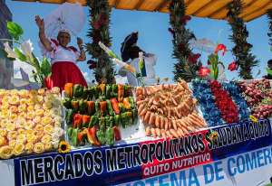 En el Desfile de la Confraternidad, en el Parque Bicentenario, en Quito, particip&oacute; la Asociaci&oacute;n de Vendedores de Mercados de Quito, con un carro aleg&oacute;rico con productos que comercializa. Foto: Marco Salgado/ El Tel&eacute;grafo