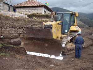 Maquinaria del Municipio de Riobamba durante los trabajos de remoci&oacute;n de escombros de la v&iacute;a. 