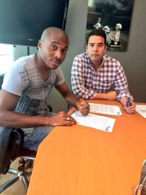 Miller Castillo, junto a su representante Jos&eacute; Julian Aquilar, firm&oacute; el contrato por 2 a&ntilde;os. Foto: Cortes&iacute;a de Liga de Quito.